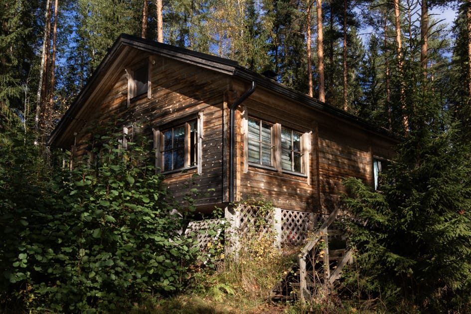 Partiokämppä metsässä, kuva hirsimökistä ulkoapäin.